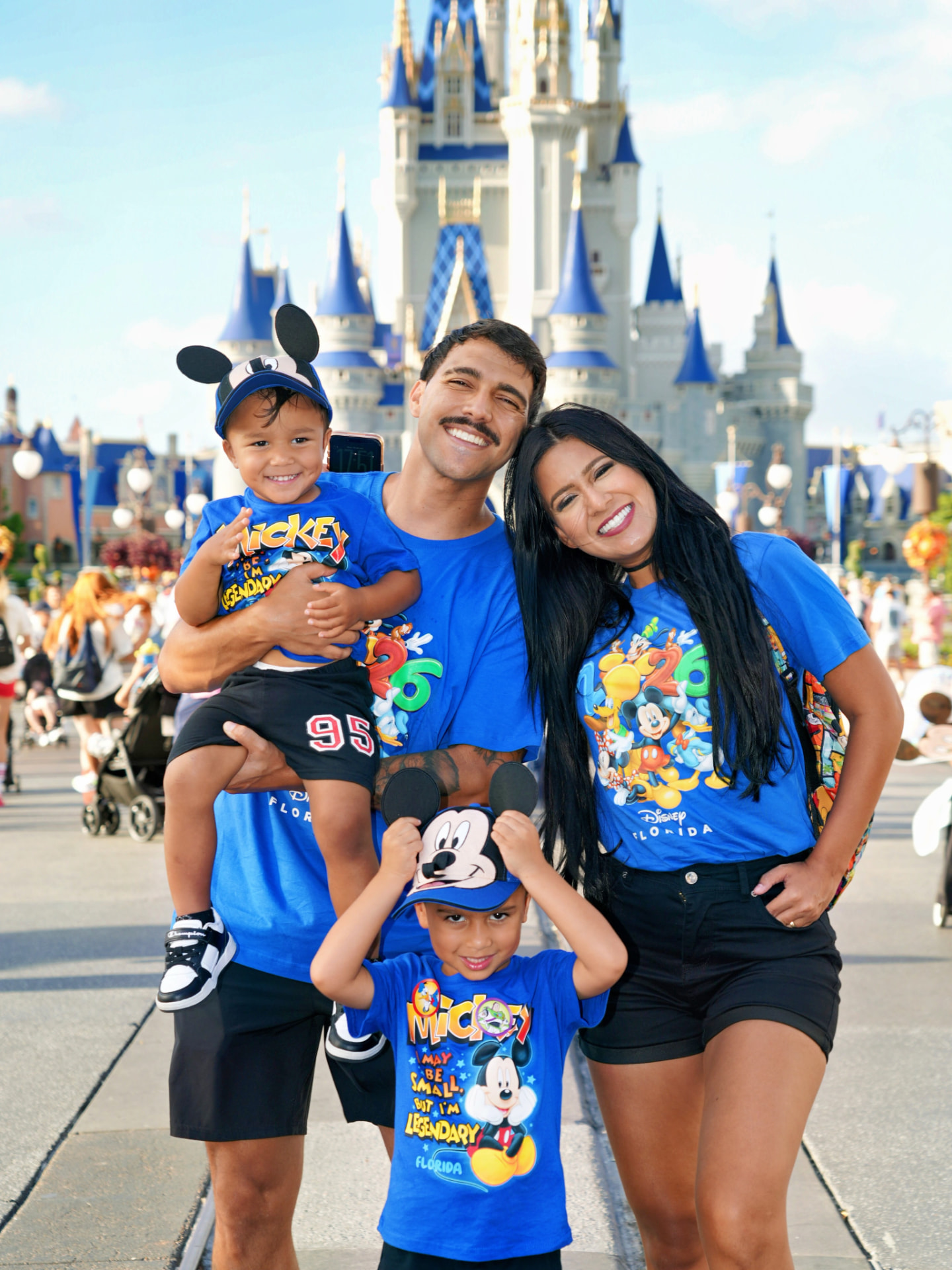 Jaque com o marido e os dois filhos em frente ao castelo da Disney