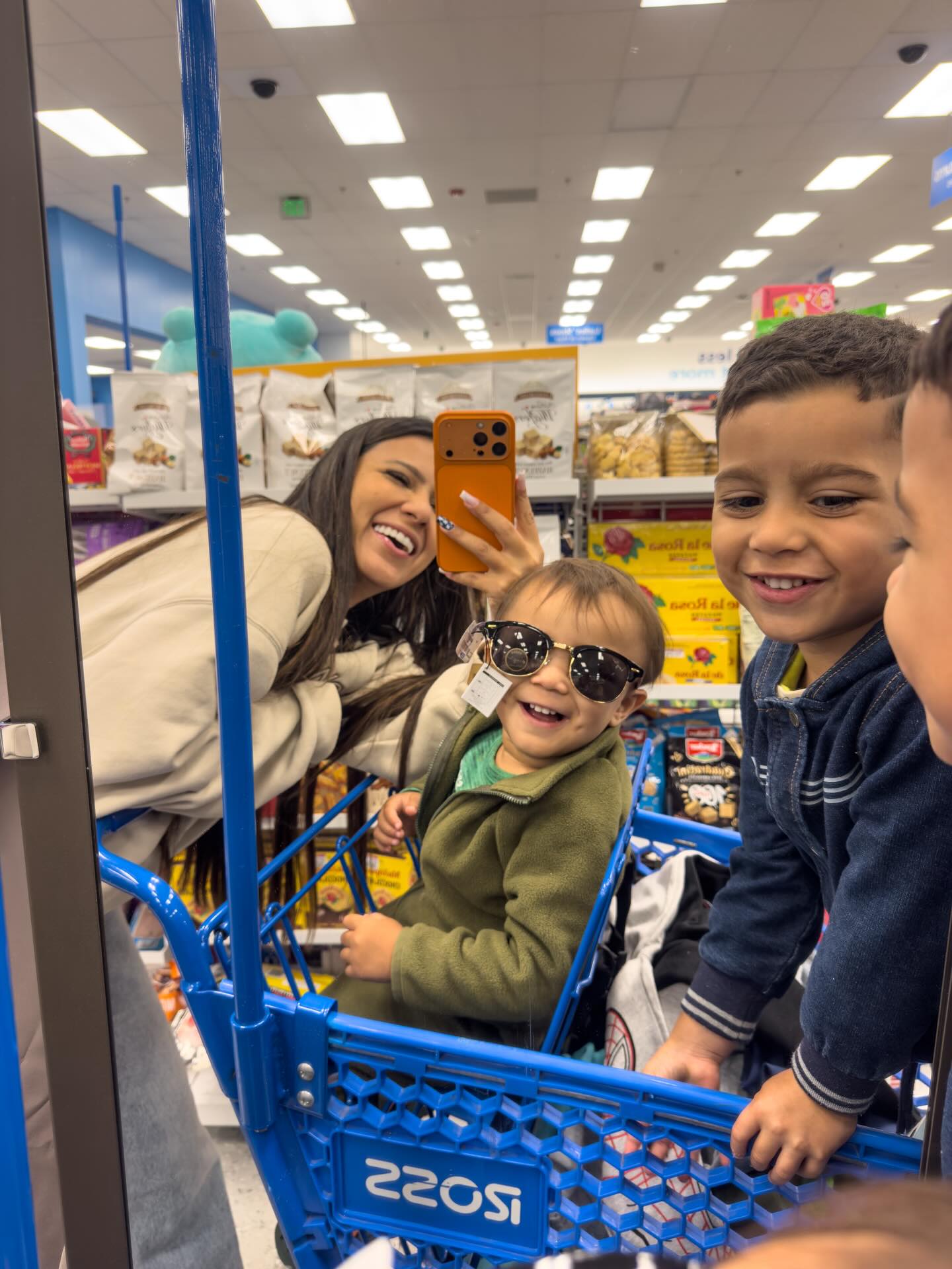Jaque com os filhos dentro de uma loja fazendo compras logo que chegaram aos Estados Unidos