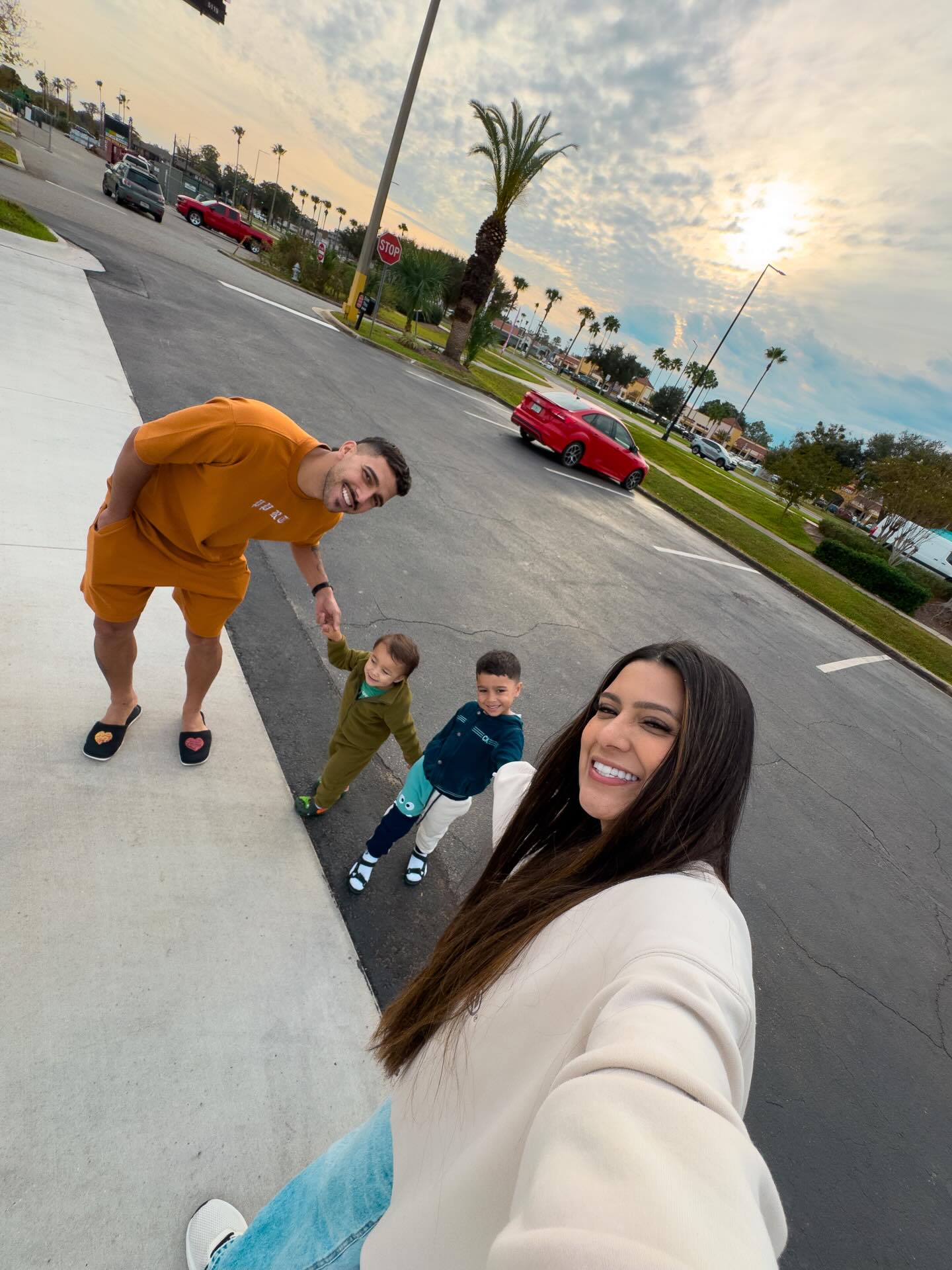 Jaque com o marido e os filhos em um selfie ao ar livre nos Estados Unidos