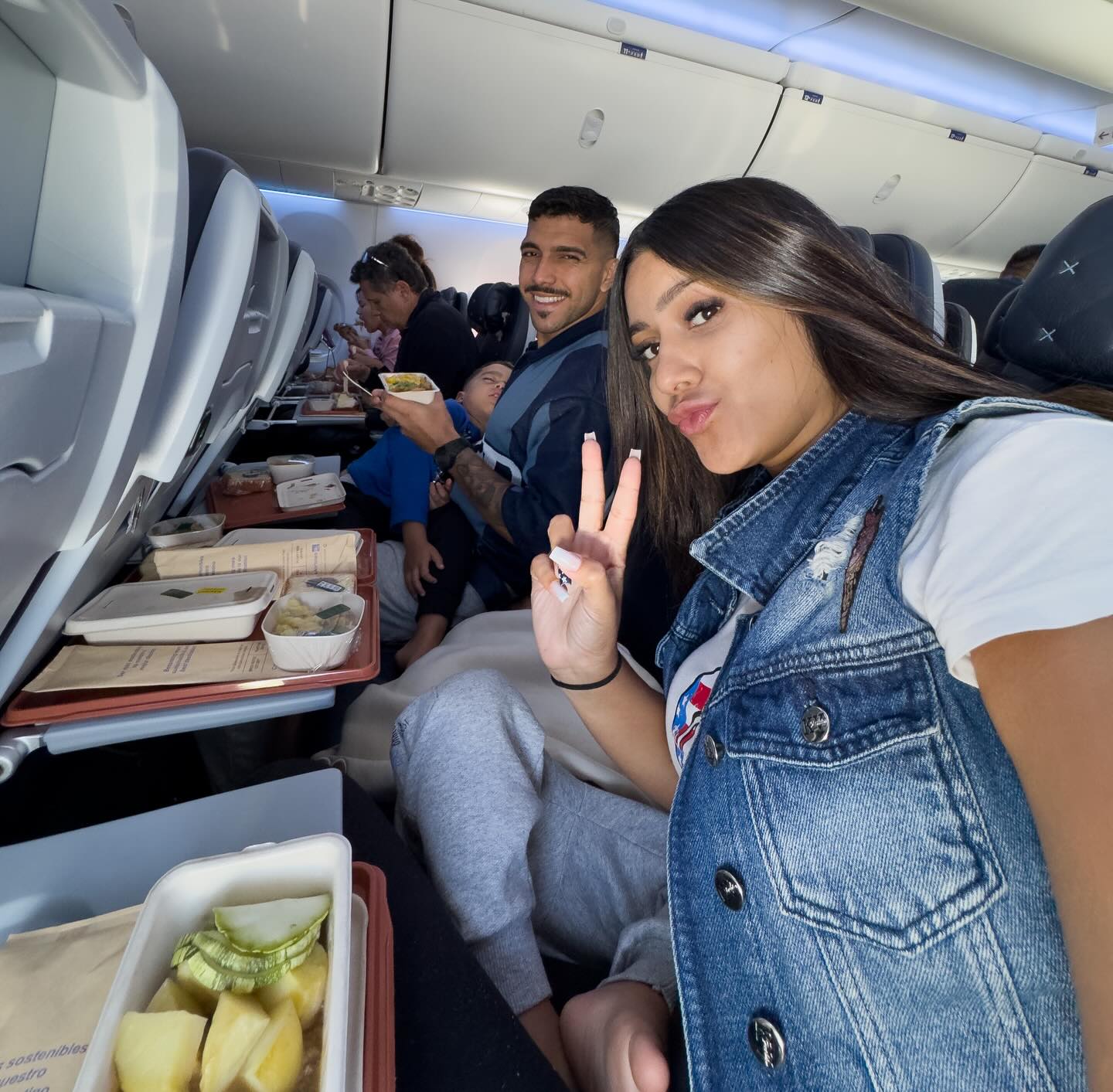 Jaque com o marido e o filho dormindo dentro do avião, em uma selfie durante o voo