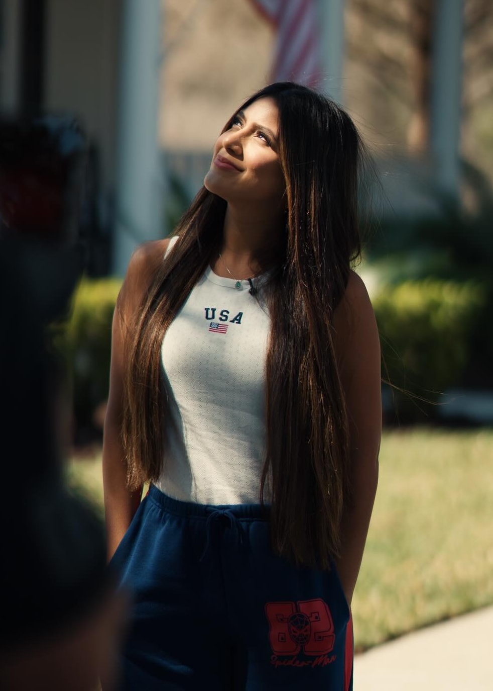 Jaque com tanque estampado USA na frente de uma casa nos Estados Unidos